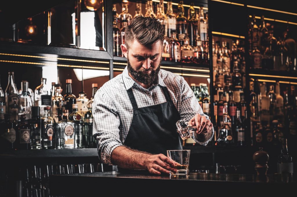 Un barman sta preparando un cocktail